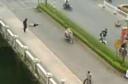 Un hombre borracho ataca a la gente en un puente de china