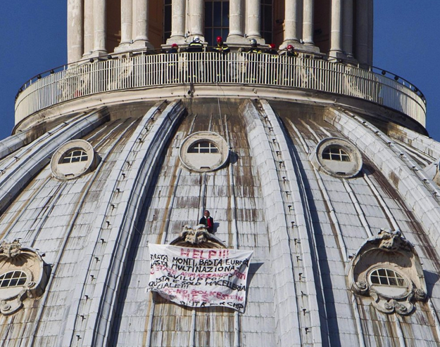 Un hombre se encarama a la cúpula de la basílica de San Pedro en el Vaticano para protestar contra Monti y la UE