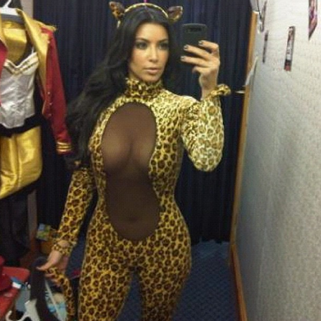 Kim Kardashian se disfraza de felina en Halloween
