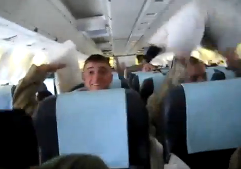 Marines celebran la vuelta a casa con una guerra de almohadas en el avión