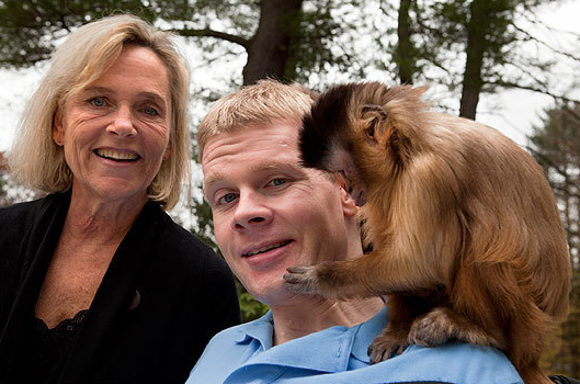 El mono Kasey ayuda a un hombre con su lesión cerebral