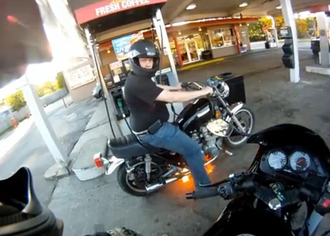 Su moto empieza a arder después de echar gasolina. Pero la cosa no acaba ahí...