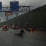 Reacción de un conductor al ver que un motorista se cae al suelo