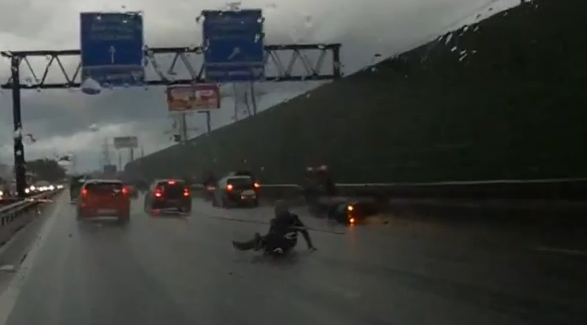 Reacción de un conductor al ver que un motorista se cae al suelo