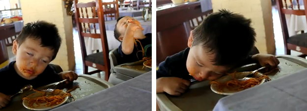 Dos niños gemelos se duermen mientras comen espaguetis