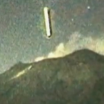Un cilindro luminoso cae en el cráter del volcán Popocatépetl