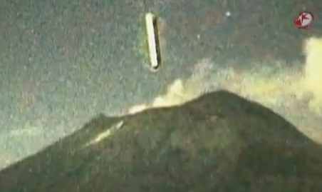 Un cilindro luminoso cae en el cráter del volcán Popocatépetl