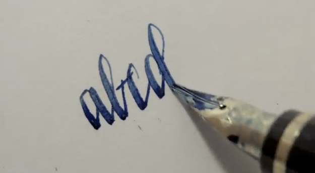 Demostración de como escribir con una pluma estilográfica Namiki