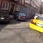 Un policía de Nueva York muy atento con un motorista
