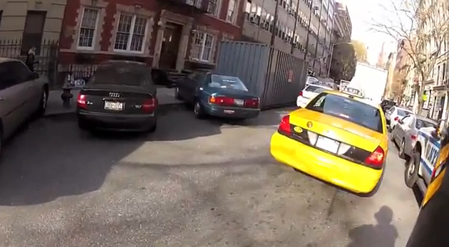 Un policía de Nueva York muy atento con un motorista