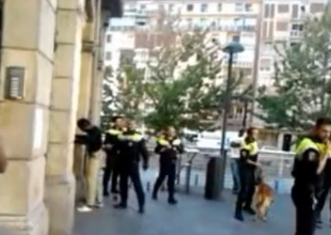 Un policía municipal de Bilbao identifica a golpes a un hombre negro