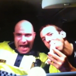 Expediente a dos policías locales de Barcelona por bailar y hacer temeridades en el coche patrulla