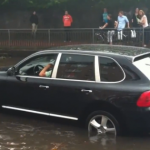 Porsche Cayenne atrapado en el agua