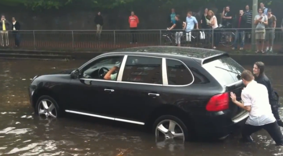 Porsche Cayenne atrapado en el agua