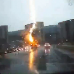 Un Toyota Land Cruiser es alcanzado por un rayo en Rusia