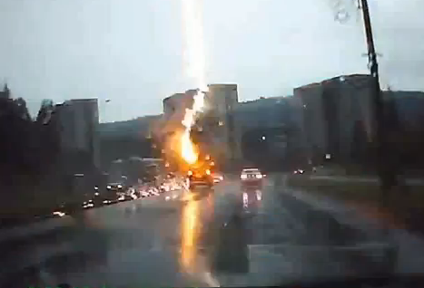 Un Toyota Land Cruiser es alcanzado por un rayo en Rusia