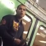 Graban la táctica de un hombre para robarle el iPhone a una chica en el metro