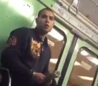 Graban la táctica de un hombre para robarle el iPhone a una chica en el metro