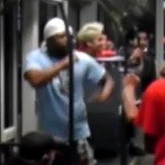 Un samurái disuelve una pelea en el metro sacando su katana
