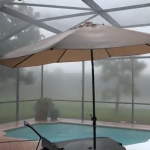 Una mujer está viendo una tormenta desde la ventana de casa cuando de repente...