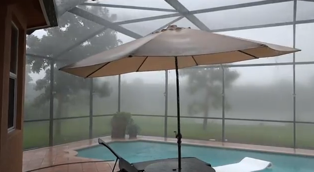 Una mujer está viendo una tormenta desde la ventana de casa cuando de repente...