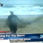 Dos hombres trollean a la reportera bailando el Gangnam Style mientras que está en directo informando sobre el huracán Sandy