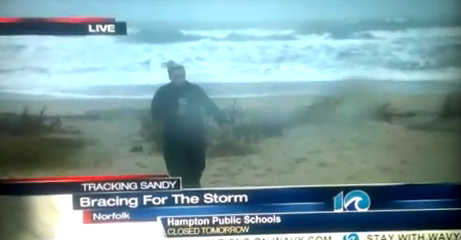 Dos hombres trollean a la reportera bailando el Gangnam Style mientras que está en directo informando sobre el huracán Sandy