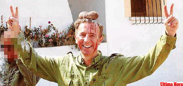Carlos Delgado, consejero de Turismo de Baleares, posa con los testículos de un ciervo sobre su cabeza mientras hace el signo de la victoria