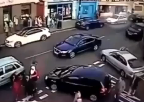 Una mujer logra escapar de un escalofriante accidente