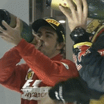 Alonso dándose cuenta de que esta vez el champán es sin alcohol