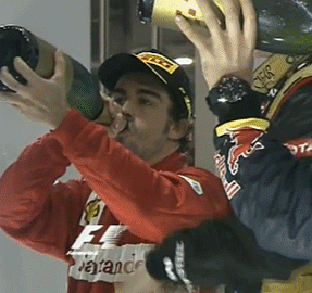 Alonso dándose cuenta de que esta vez el champán es sin alcohol