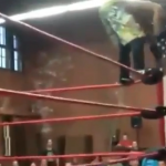 Escalofriante caída de un luchador de Pressing Catch