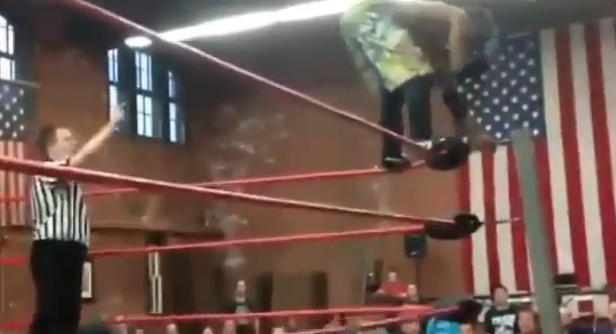 Escalofriante caída de un luchador de Pressing Catch