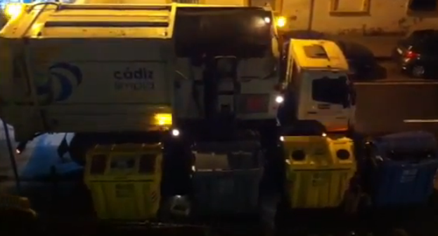 Camión del servicio de basuras de Cádiz pillado infraganti mezclando desechos orgánicos y de reciclaje