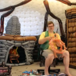 El interior de la casa de un Hobbit hecha con globos