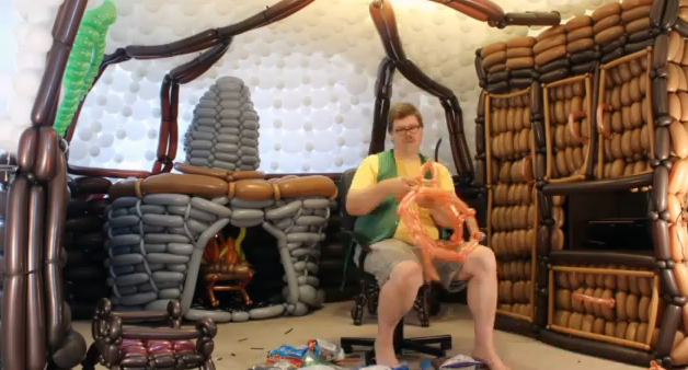 El interior de la casa de un Hobbit hecha con globos