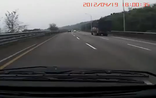 Explosión de la rueda de un camión