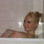 Facebook censura la foto de una mujer en la bañera tras confundir los codos con sus pechos