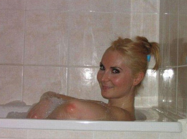 Facebook censura la foto de una mujer en la bañera tras confundir los codos con sus pechos