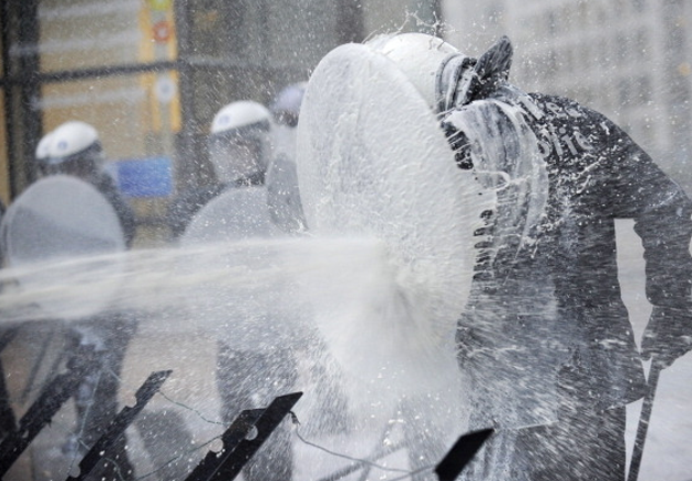 Ganaderos belgas rocían con leche a los policías antidisturbios durante una manifestación