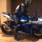 El hombre que utiliza su Suzuki GSX-R 1000 K9 para ir al baño