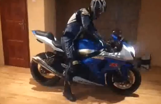 El hombre que utiliza su Suzuki GSX-R 1000 K9 para ir al baño