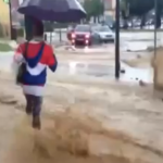 Mujer desafiando a la inundación de Málaga