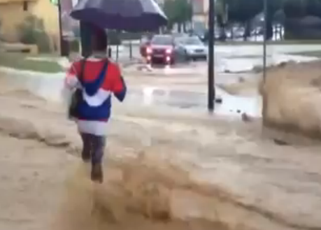 Mujer desafiando a la inundación de Málaga