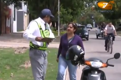 Una mujer se pone furiosa al ser multada