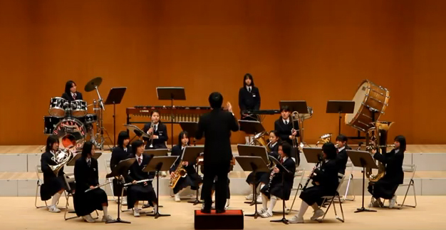 Una orquesta tocando la canción de Dragon Ball