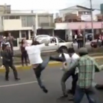 Un amigo no separa la pelea, llega con una patada voladora