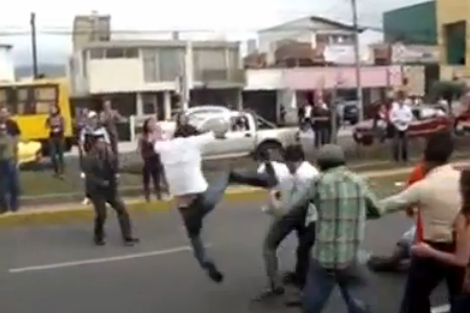 Un amigo no separa la pelea, llega con una patada voladora