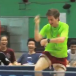 Gana el partido de ping pong y lo celebra bailando el Gangnam Style de PSY