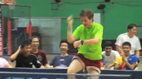 Gana el partido de ping pong y lo celebra bailando el Gangnam Style de PSY